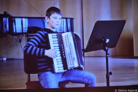 A me slišiš Pet čevljev merim, palcev pet (35)